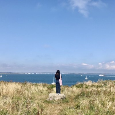 ŷ԰Ƭstudent Linh looking out to sea